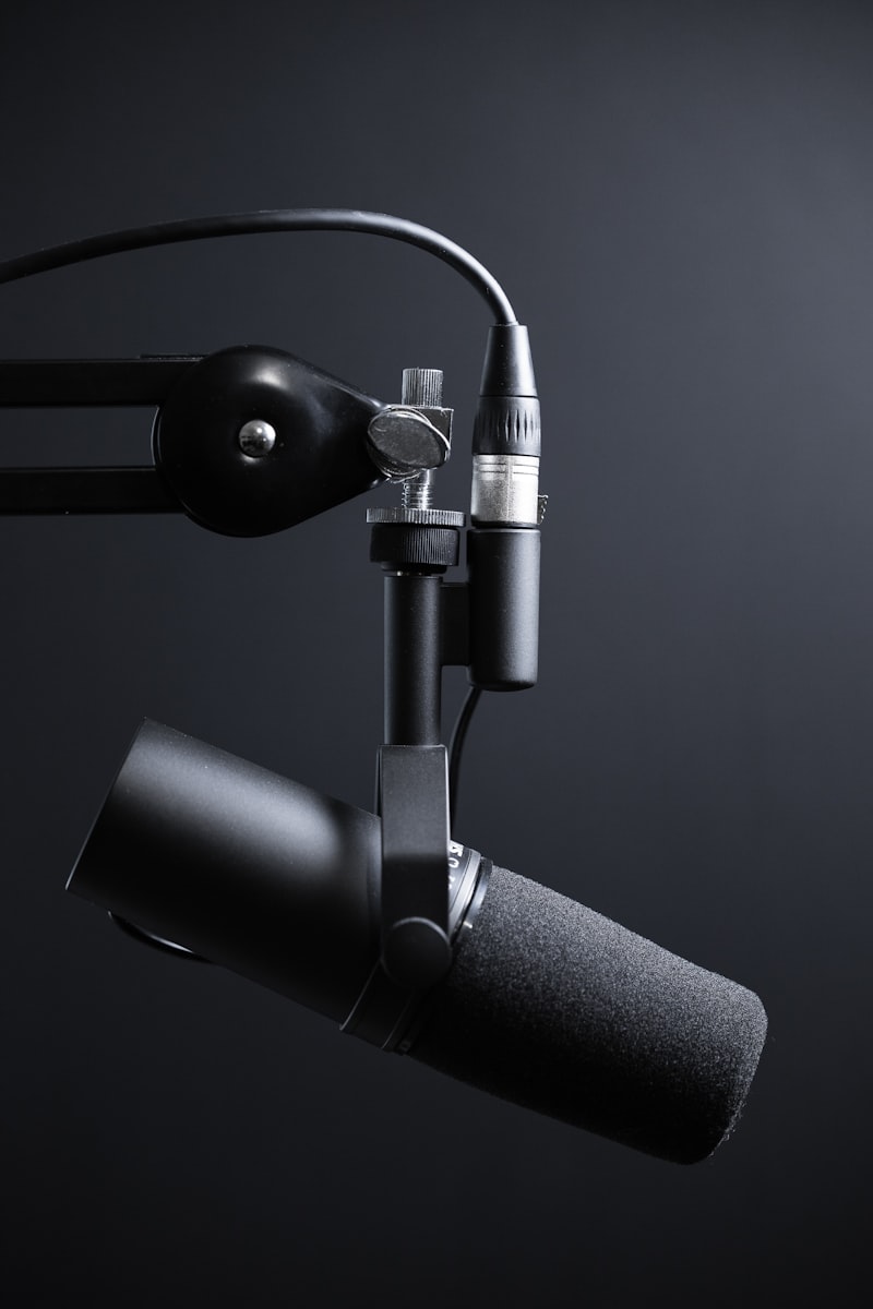 Registrazione di un podcast audio e video professionale con microfono a condensatore